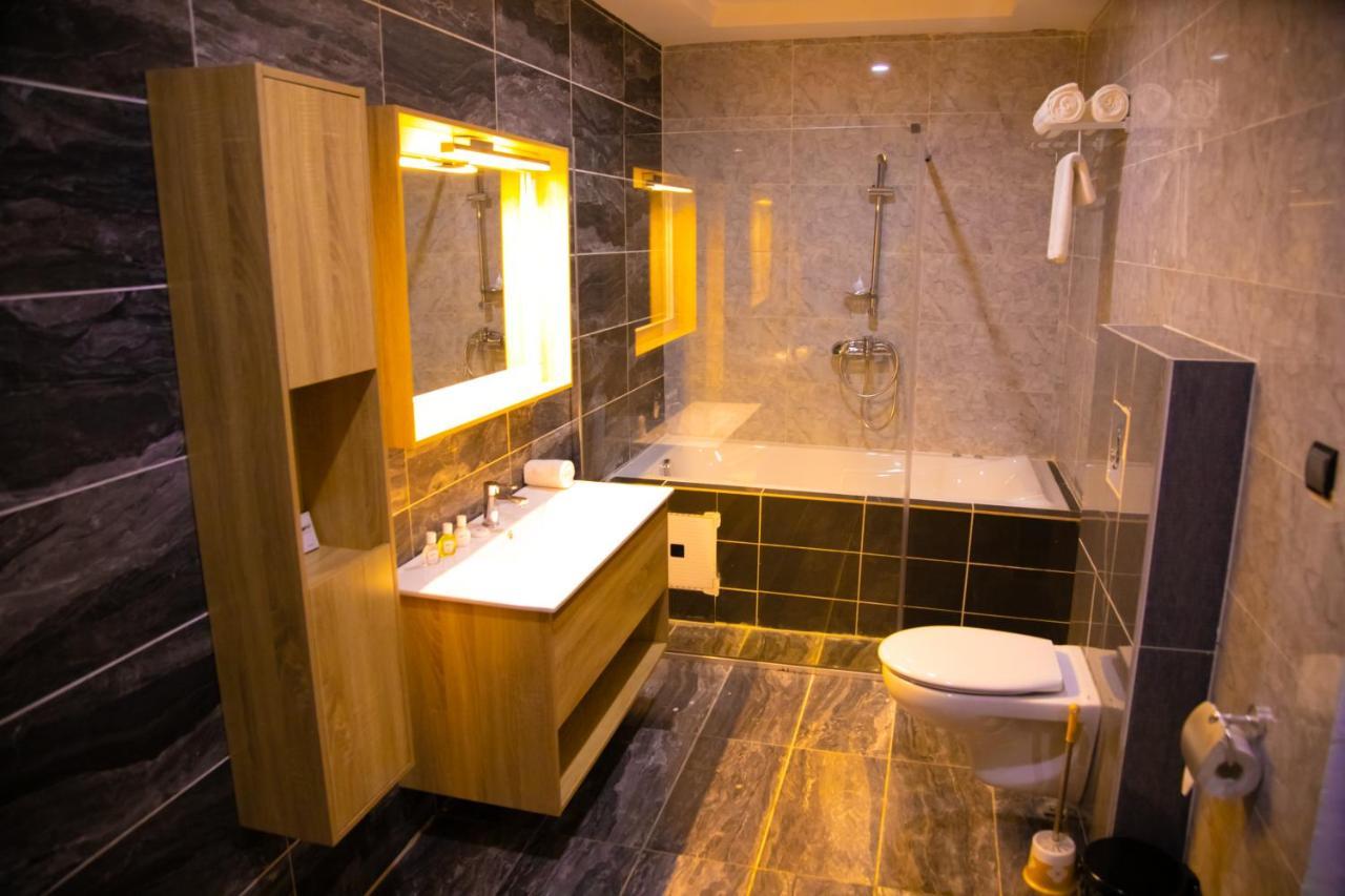 Hotel La Casa Cielo Котону Екстериор снимка