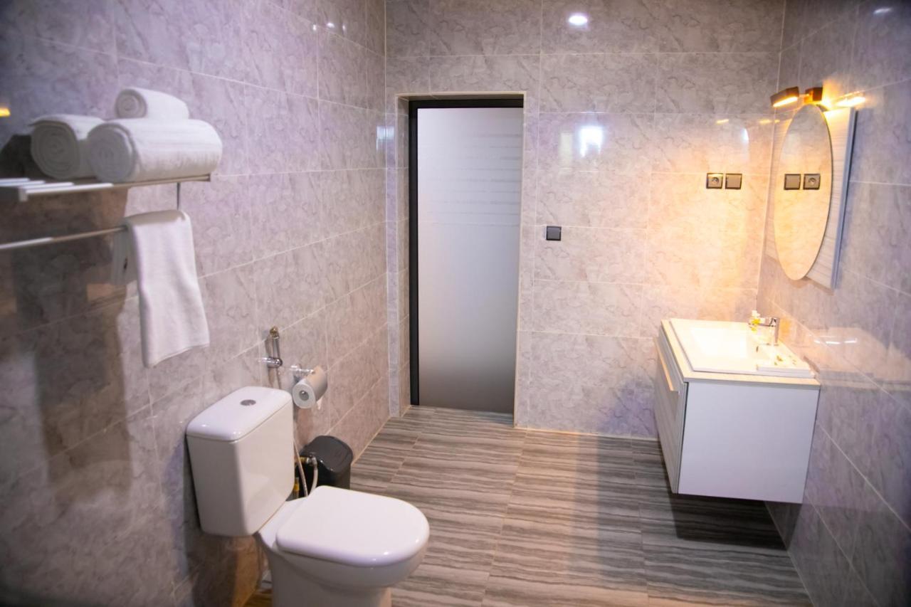 Hotel La Casa Cielo Котону Екстериор снимка