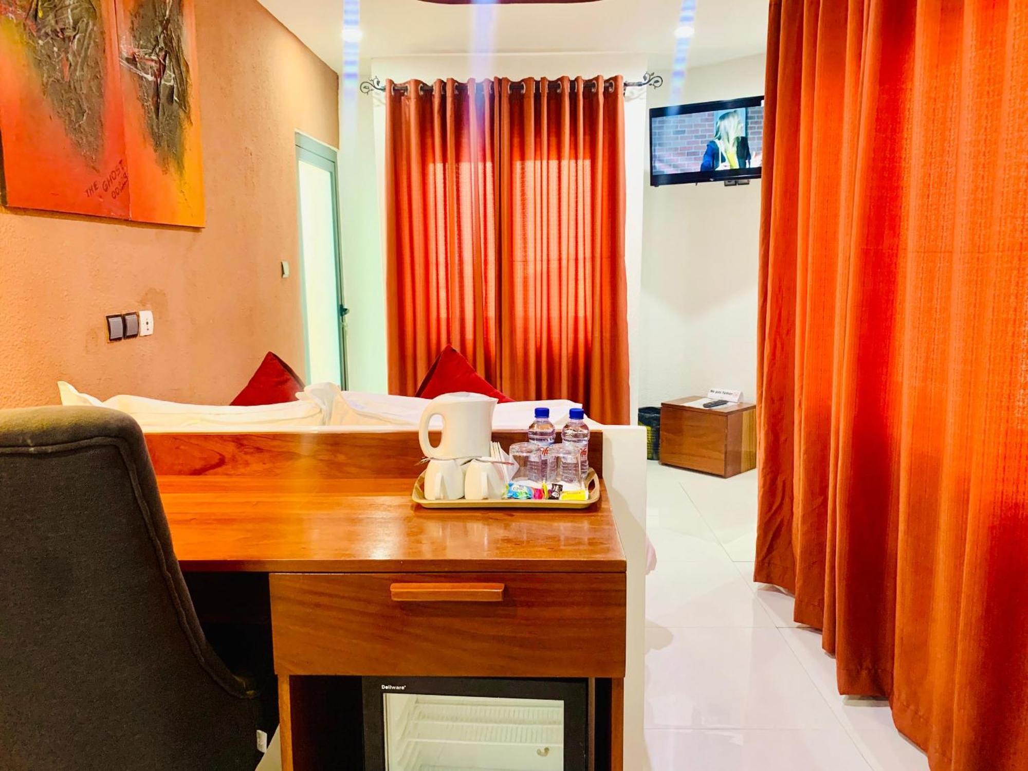 Hotel La Casa Cielo Котону Екстериор снимка